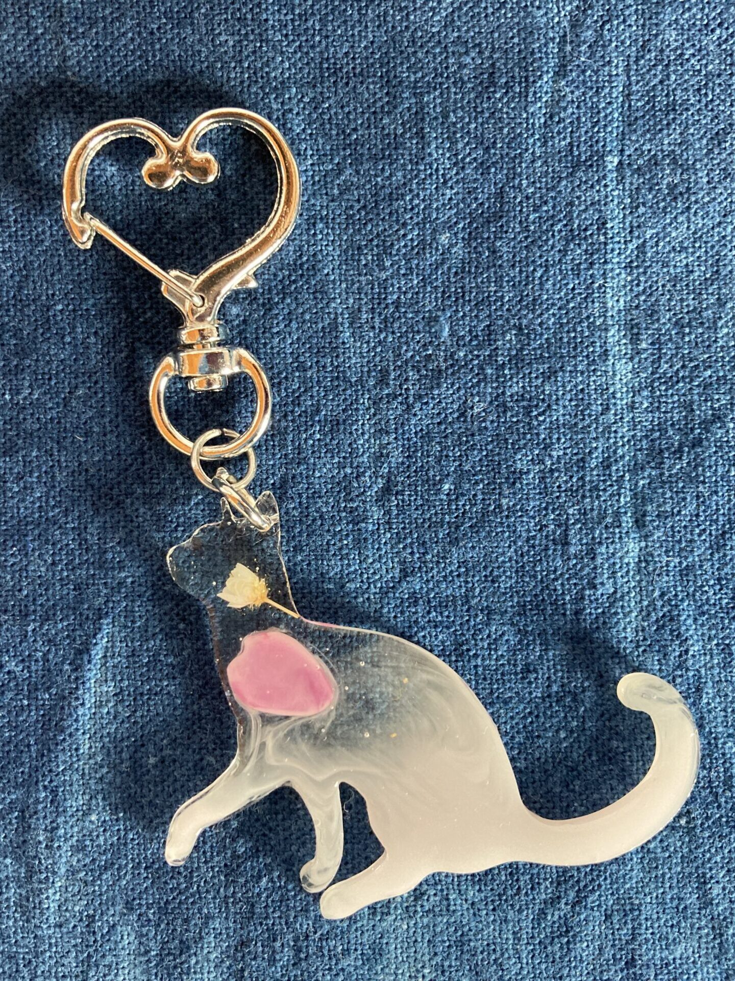 レジンで作った桜の花びらを入れた猫のキーホルダー